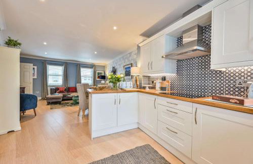 Lisburne Place - Luxury Three Bedroom Town House - Photo 5