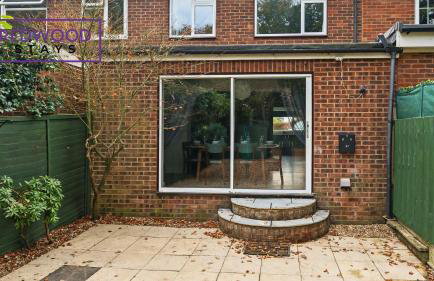 3-Bedroom Serviced House, Free Parking for 2 Cars, Free WiFi By Redwood Stays - Foto 28