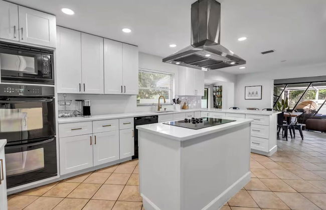 Golden Retreat: Expansive 6BR Home w Heated Pool ~ - Foto 43