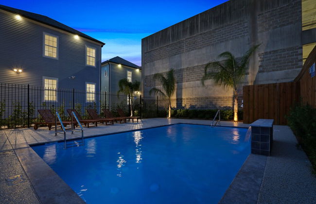 Modern 4 BR Condo with Balcony & Pool - Near FQ - Foto 34