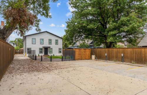 Chic 2BR flat with fireplace & gated parking - Foto 29