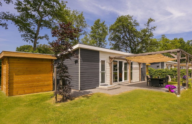 Sunlit Chalet by the Pond - Foto 1