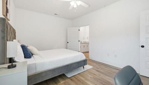 Modern 2BR2BA Retreat Bright & Airy - Photo 2