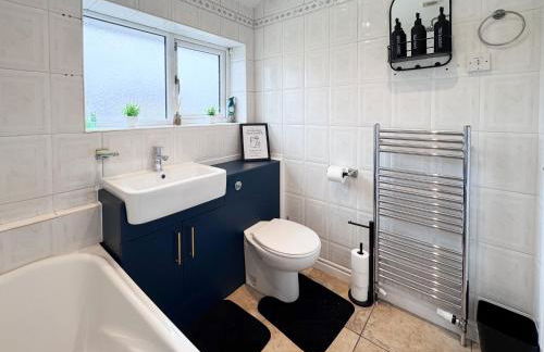 Raygill LT 4 Bedroom House By Furnished Accommodation - Private Parking - Perfect For Families & Contractors - Foto 43