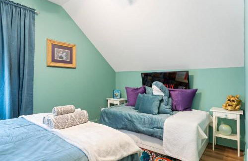 4BR Themed Stay Suite Near NC State Downtown Sleeps 10 - Foto 33