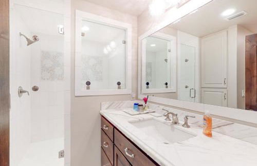 Lakefront home with hot tub, dock, kayaks, central AC, & great lake views - Foto 17