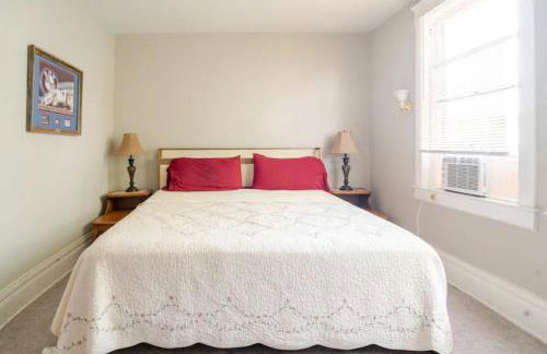 The Carew House Sleeps 10 Fenced 4BR Full Kitchen Steps2 YCP - Foto 6