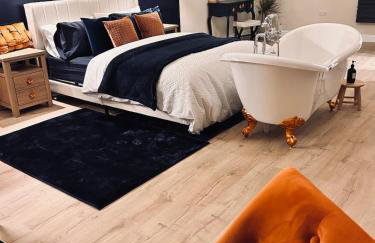 Luxury Romantic Bolt Hole - Photo 1