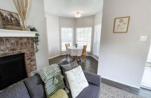 Cozy and Quiet, with Easy Access & Private Garage - Foto 11