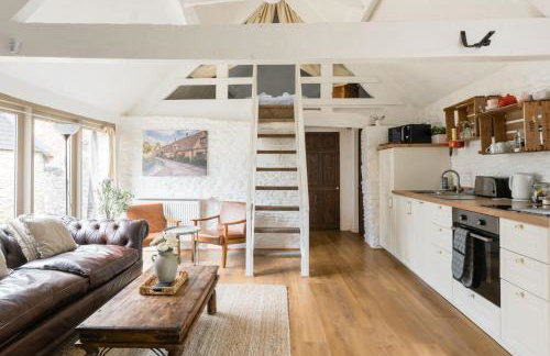 Charming Stone Cottage - Cotswolds Farm Stay - The Bullpen - Photo 36