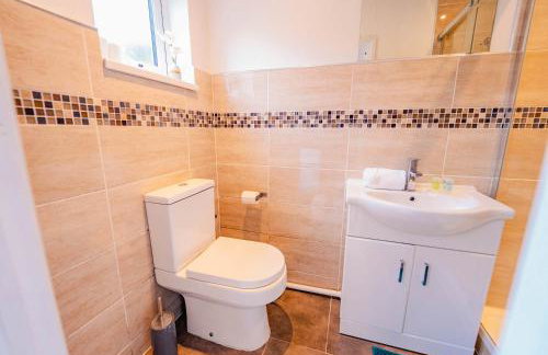 3BR 2Bath Home with Hot Tub Games Room By Stadium with Fast WiFi & Free Parking - Foto 14