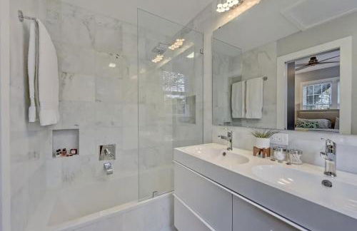 Modern 2BR Condo with Sunroom near Uptown - Foto 20