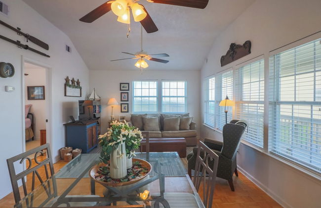 2nd Row Beach Home Ocean Views Old School Vibes - 1 min Walk to Sunny Beach - Foto 38