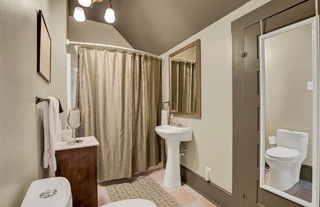 Beautiful and Unique Home With Fireplace and Pool! - Photo 21