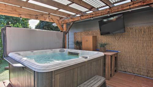 Hot Tub and Theater Room Tropical Springfield Home - Foto 3