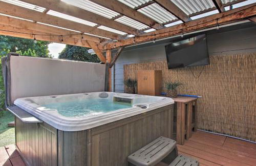 Hot Tub and Theater Room Tropical Springfield Home - Foto 3