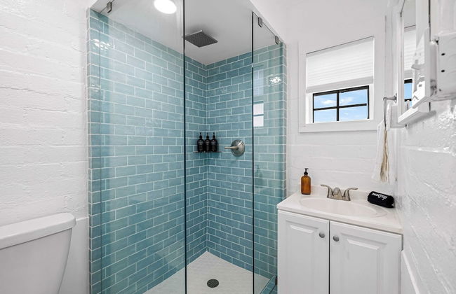 Fable by Avantstay 2 Unique Spaces, w/ Bowling, Hot Tub, Fire Pit, Large Yard - Photo 26