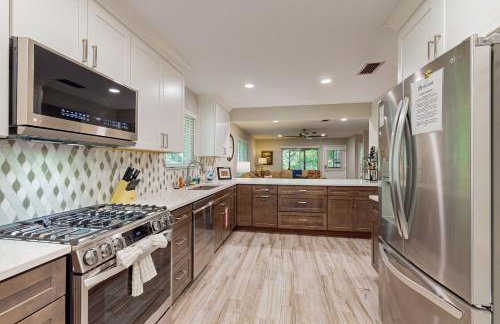 Updated house with enclosed yard, patio, central AC, & washer/dryer - Foto 10