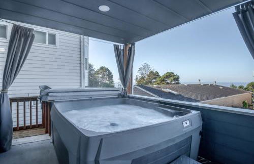 The Moby House Coastal Retreat with Ocean Views & Hot Tub - Foto 43
