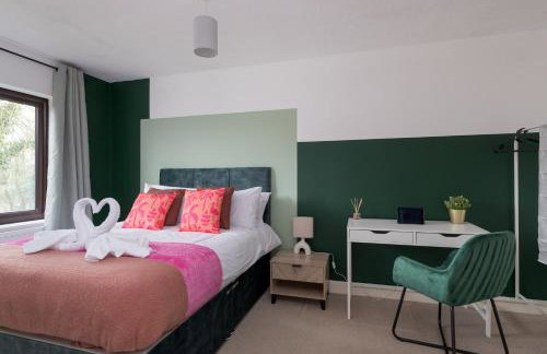 Large 5BR Home - Ideal for Contractors - Parking Available - Photo 1