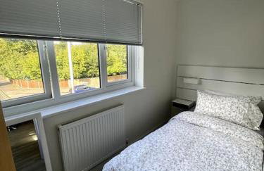 2 Bedroom Flat Bracknell Free Parking - Photo 2