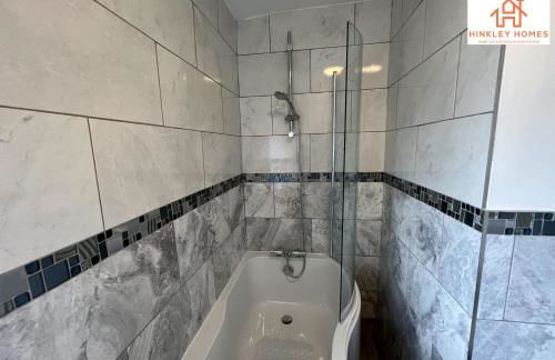 Large Home - Free Parking-WiFi By Hinkley Homes Short Lets & Serviced Accommodation - Foto 38