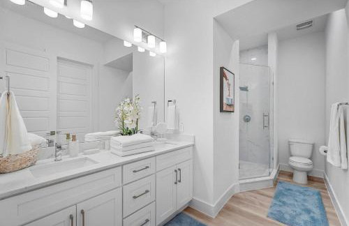 Modern 2BR l Pet-Friendly l Private Baths - Foto 14