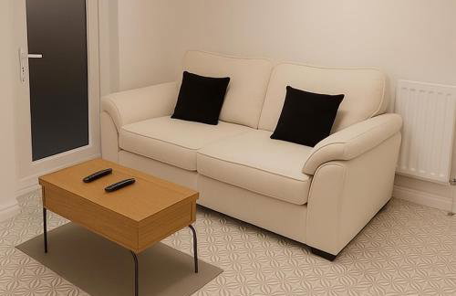 Bright 4BR Home - National Museum, Highfields Park, Uni & City Centre - Sleeps 8 - Photo 3