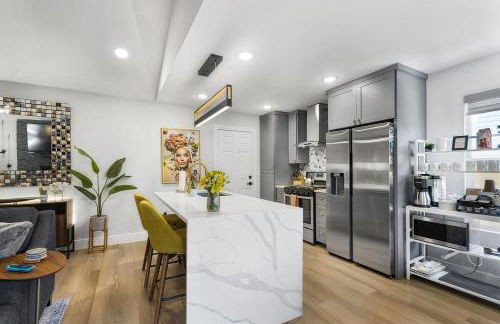 Modern 3BR Retreat with Fun Yard, Mini-Golf, Hot Tub & BBQ Dining Deck - Foto 8