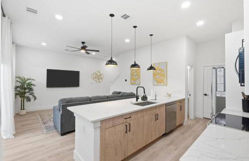 Modern 3BR Home w/ Rooftop • 5 min to Downtown - Foto 9