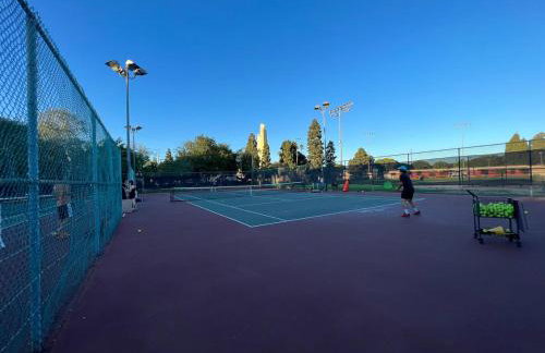 Cheerful house with EV, Parking & backyard - Foto 12