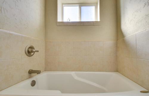 Quiet Waterfront Escape with Hot Tub and Beach Access! - Foto 16