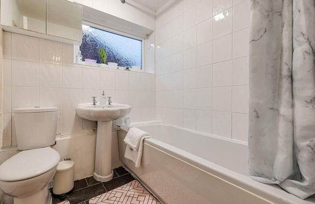 Lovely 2 Bedroom Apartment With Fireplace - Photo 12