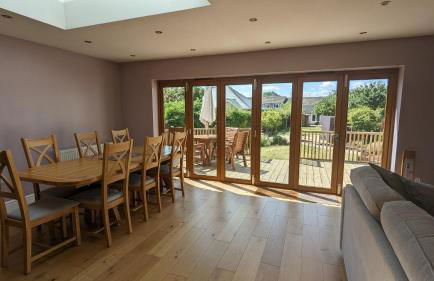 Cheltenham large house with gym, bar & hot tub - Photo 22