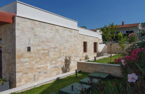 Luxury Poolside Villa - Photo 27