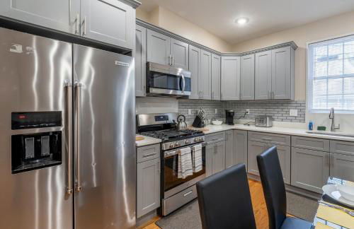 233-1 4BR Boston - Cozy Apt near MBTA Station - Photo 4