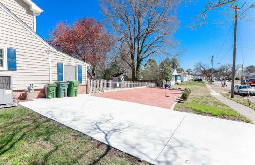 Sojourn Spacious Family Retreat with Fenced Backyard - Foto 34