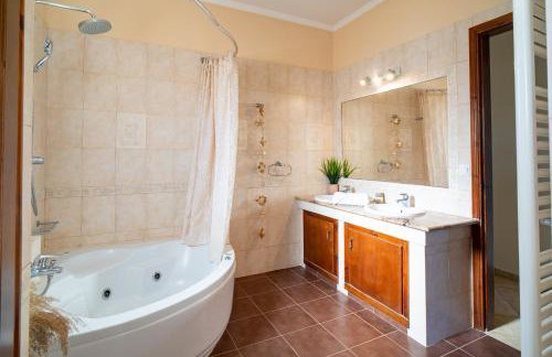 Kondarini Sea View Villa, Just 290m from the beach, by ZanteWize - Foto 38