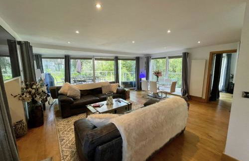 Modern contemporary home in beautiful setting - Foto 35