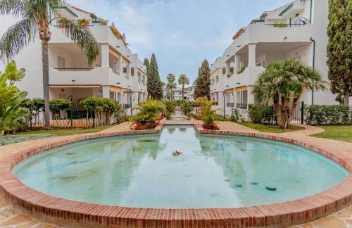 Elegant Marbella Apartment, 5-Pool Oasis, Sunlit Terrace, Garage - Photo 43