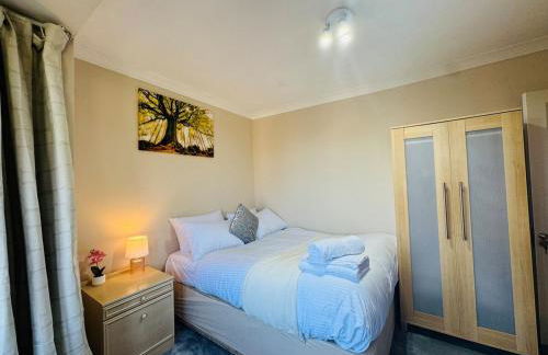 Modern 4BR House with Parking, 8 Mins to Gatwick Airport - Foto 16