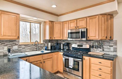 Alaskan Mountain Gem with Private Hot Tub and Gym! - Foto 8