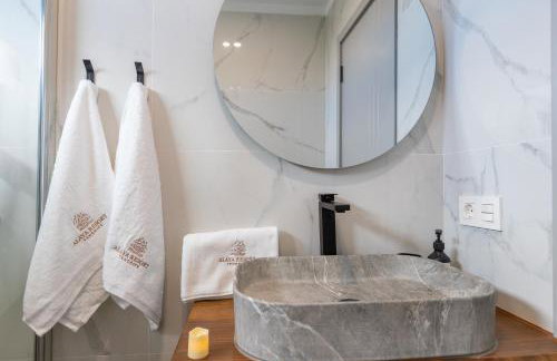 Apartamento de Lujo con Jacuzzi Privado, Piscina y Vistas al Mar - Foto 32