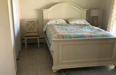 Spacious and Walk to the Beach with Central AC and Outdoor Shower - Photo 18