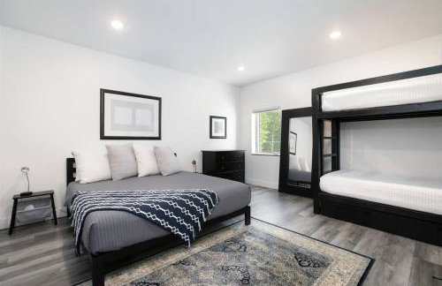 38-Acres of Luxury: 9BR, Indoor Pool, Gym, Near ND - Foto 45