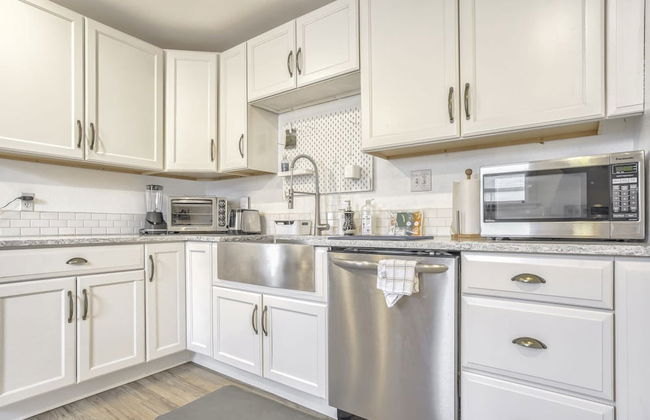 2BR Central Location Big Backyard & Dog Friendly! - Photo 11