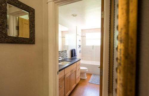 Serene Vineyard Chateau with Pool, Hot Tub, BBQ - Foto 60