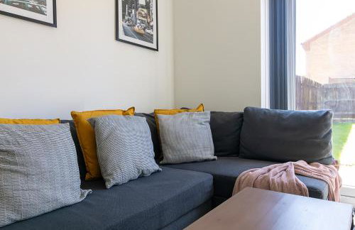 Bright 2BR House with Garden & Parking Sleeps 5 - Foto 11