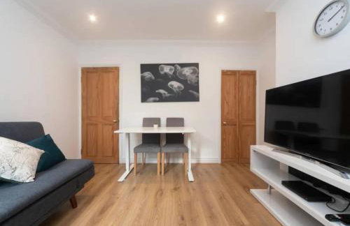 Charming Period Home near Surbiton with Garden - Foto 12