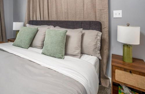 Prime Walnut Hills, 5min to UC, Lux King Beds, Sleep 6ppl, Smart TVs - Foto 12